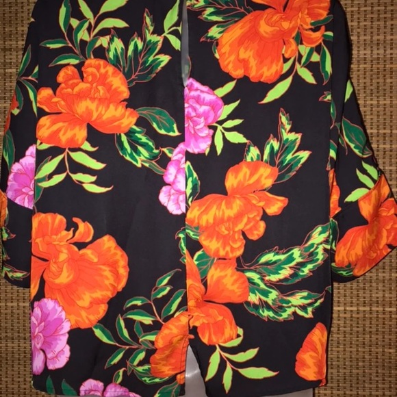 Slightly cropped boxy navy floral top - Picture 2 of 4